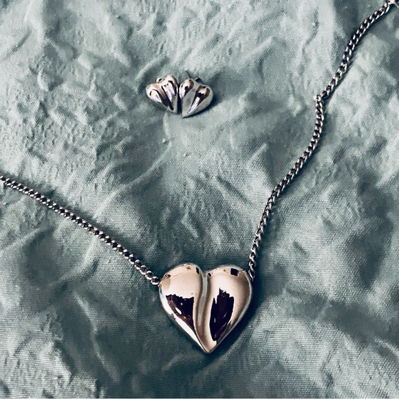 Avon vintage 1977 puffed heart stud earrings - Picture 3 of 3